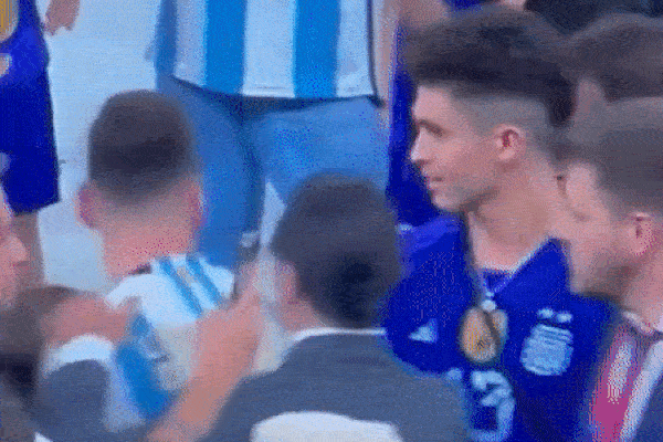 Cư dân mạng phẫn nộ vì 'thánh rắc muối' cố bon chen chụp ảnh cùng Messi