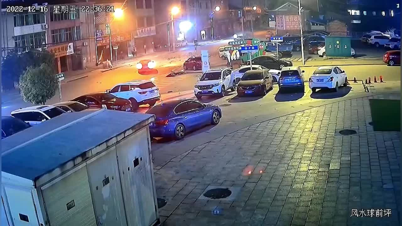 Ô tô phát nổ kinh hoàng vì tài xế hút thuốc lá trong lúc lái xe