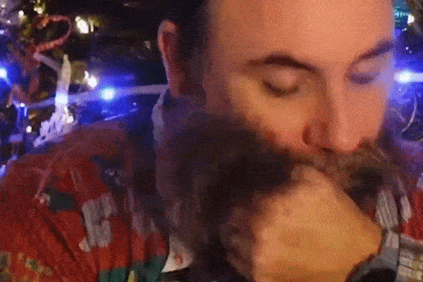 Bộ râu trang trí bằng hơn 700 đồ Giáng sinh lập kỷ lục thế giới