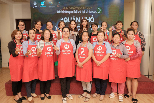 Phụ nữ quán nhỏ giảm vất vả ‘buôn gánh bán bưng’ nhờ ứng dụng Gojek
