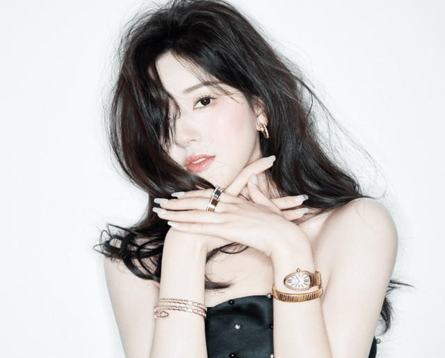 Triệu Lộ Tư bị 'soi' điểm kỳ lạ trong bộ ảnh tạp chí cuối năm 2022