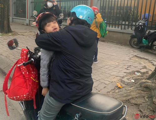 Thói quen đi xe máy của cha mẹ cực kỳ nguy hiểm cho trẻ