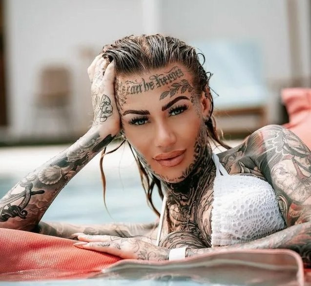 Vẻ đẹp của người phụ nữ có nhiều hình xăm nhất nước Anh với hàng triệu người hâm mộ