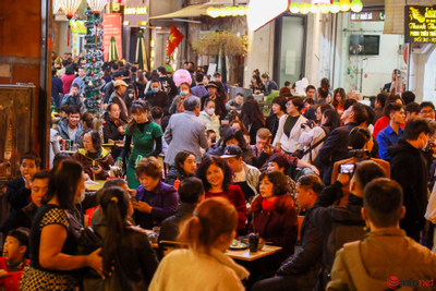 Hà Nội: Phố ẩm thực Đảo Ngọc - Ngũ Xã đông nghịt người trong ngày khai trương