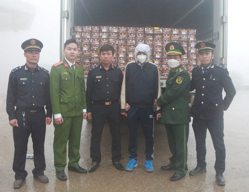 Hà Tĩnh: Giấu 1,3 tạ pháo dưới 'hộc bí mật' xe tải để nhập cảnh vào Việt Nam