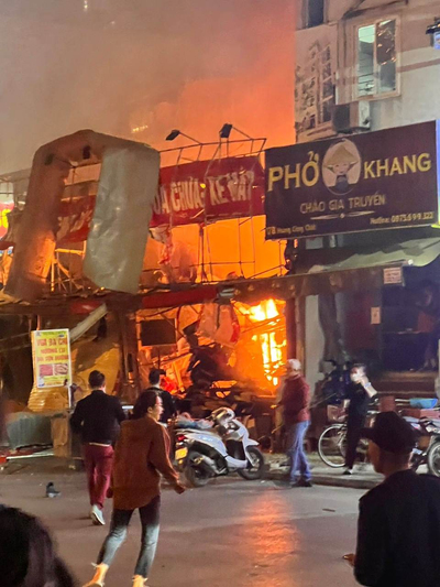 Hà Nội: Nổ bình gas trong bữa lẩu tại cửa hàng xe máy, 3 người phải đi cấp cứu