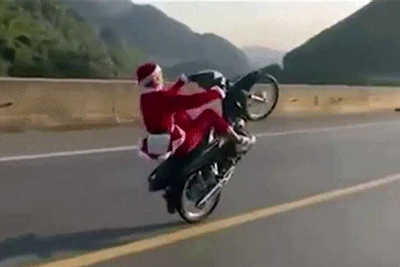 Thanh niên mặc đồ ông già Noel, bốc đầu xe máy ở Thái Nguyên có thể nhận án phạt nào?