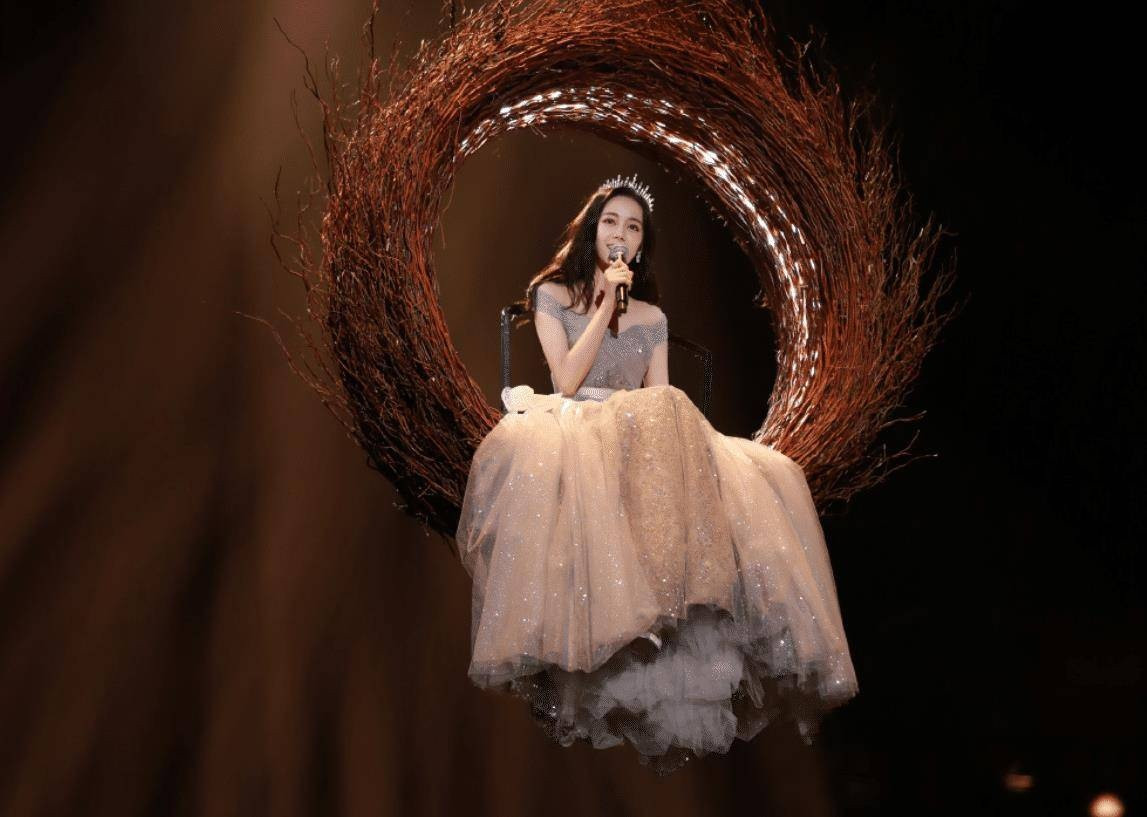 Điều gì làm cho vẻ đẹp nữ thần của Địch Lệ Nhiệt Ba không trọn vẹn?