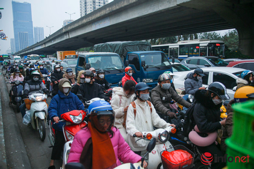 Người dân ùn ùn đổ về quê nghỉ Tết Dương lịch, đường phố Hà Nội lại tắc nghẽn