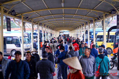 Hà Nội: Bến xe đông nghịt người chen chúc về quê nghỉ Tết dương lịch