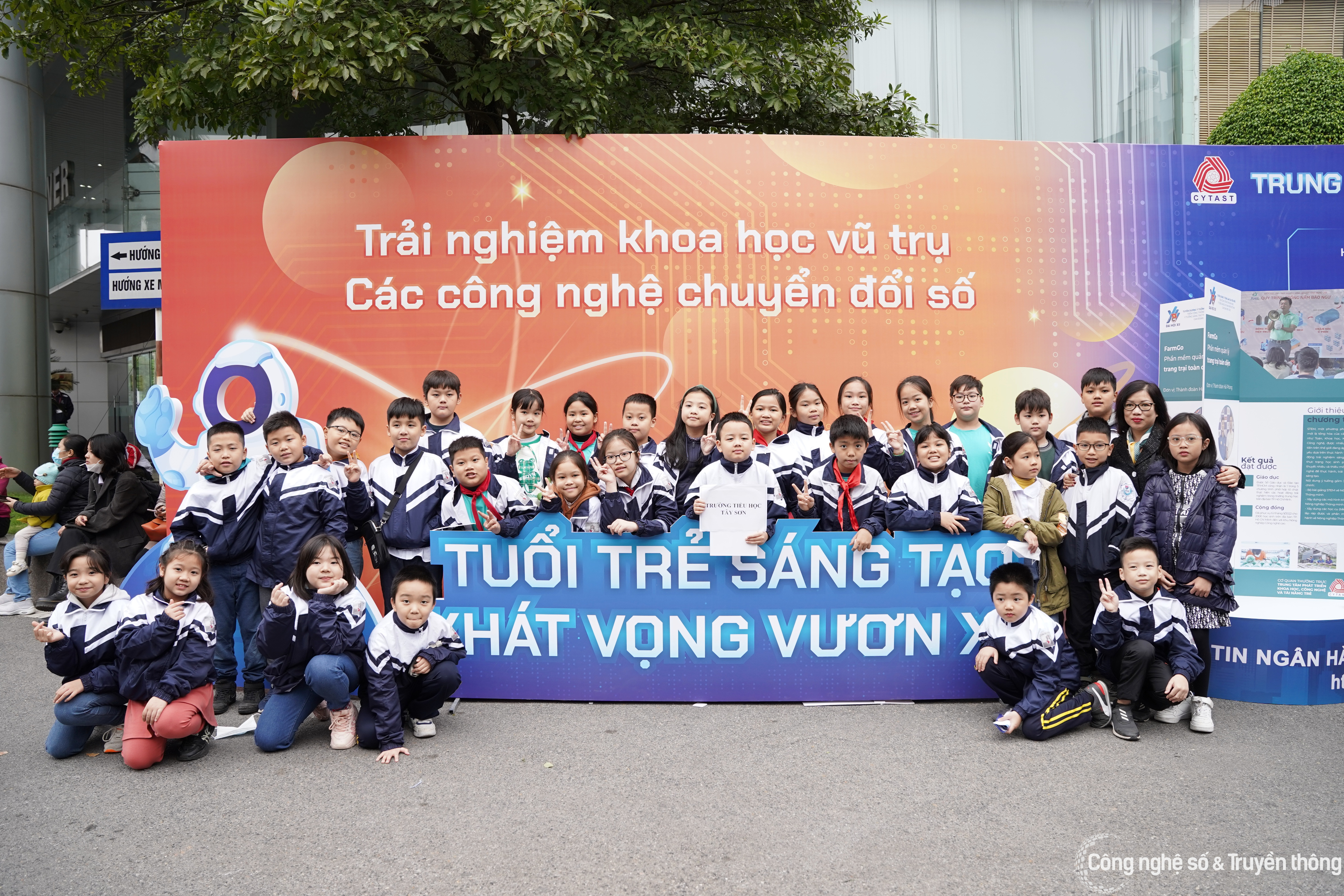 Trình diễn sản phẩm, ý tưởng khoa học công nghệ của tuổi trẻ Việt Nam