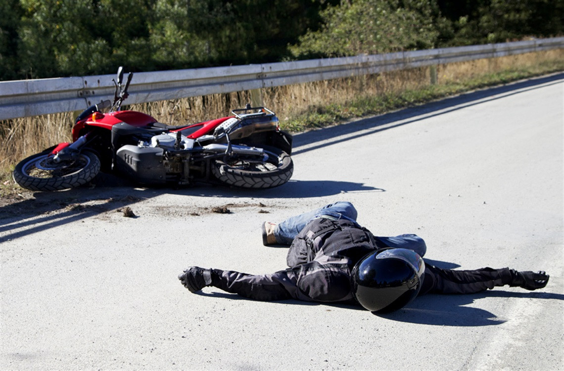 Gặp tai nạn ‘từ trên trời rơi xuống’, người đi xe máy thoát chết nhờ chiếc mũ bảo hiểm
