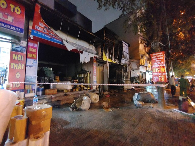 Dãy hàng quán ở Hà Đông bốc cháy rừng rực, một căn bị sập hoàn toàn - Ảnh 3.