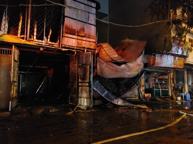 Dãy hàng quán ở Hà Đông bốc cháy rừng rực, một căn bị sập hoàn toàn - Ảnh 1.