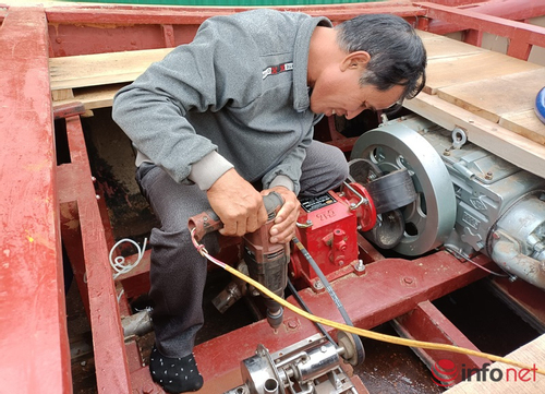 Hà Tĩnh:Ngư dân đóng thuyền bằng chất liệu mới, giảm đáng kể chi phí đi biển