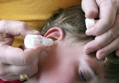 Có nên rửa tai mỗi ngày bằng nước muối sinh lý?