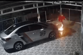 'Nín thở' xem clip tài xế kéo chậu lửa chạy quanh xe ô tô
