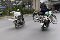 'Người vận chuyển' làm xiếc trên đường phố Hà Nội khiến dân tình mắt tròn mắt dẹt