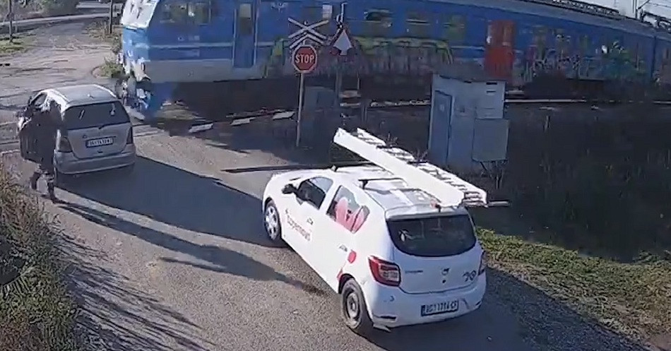 Chiếc SUV suýt bị tàu hỏa đâm vì lỗi 'khó hiểu' của xe tải đi phía sau