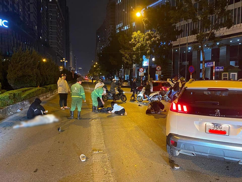 Hà Nội: Ô tô đâm xe phân khối lớn, tông văng 4 người đi bộ trong đêm
