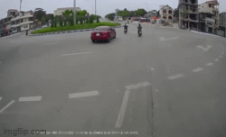 Ô tô và xe máy va chạm tại vòng xuyến vì lỗi sơ đẳng