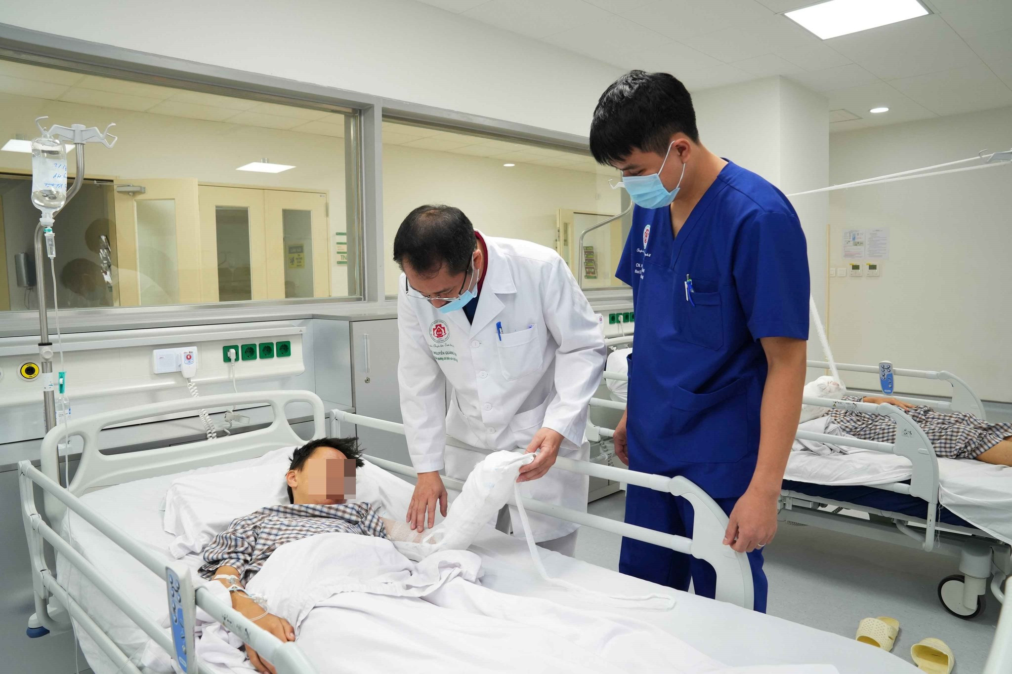 Bình gas mini nổ, bé trai 13 tuổi nát tay, bỏng mặt