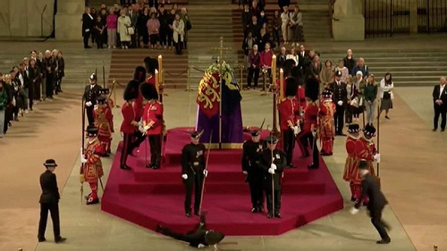 Lính gác Hoàng gia ngất xỉu bên linh cữu của Nữ hoàng Elizabeth II