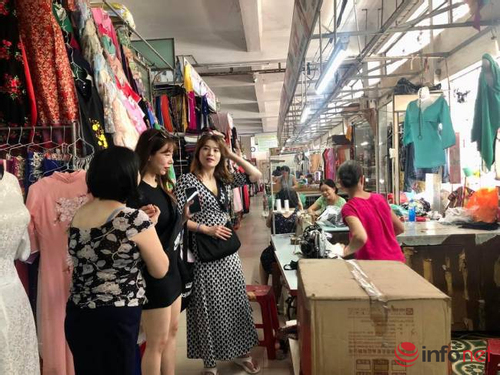 Dịch vụ may 'nóng' áo dài tại ngôi chợ lâu đời nhất Đà Nẵng hút khách du lịch