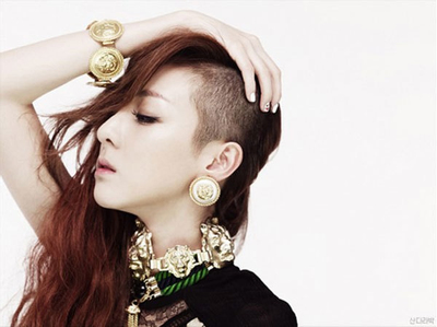 Nữ ca sĩ giàu thứ 3 Hàn Quốc bất ngờ thú nhận có bạn trai ở thời điểm để 'tóc nửa đầu'