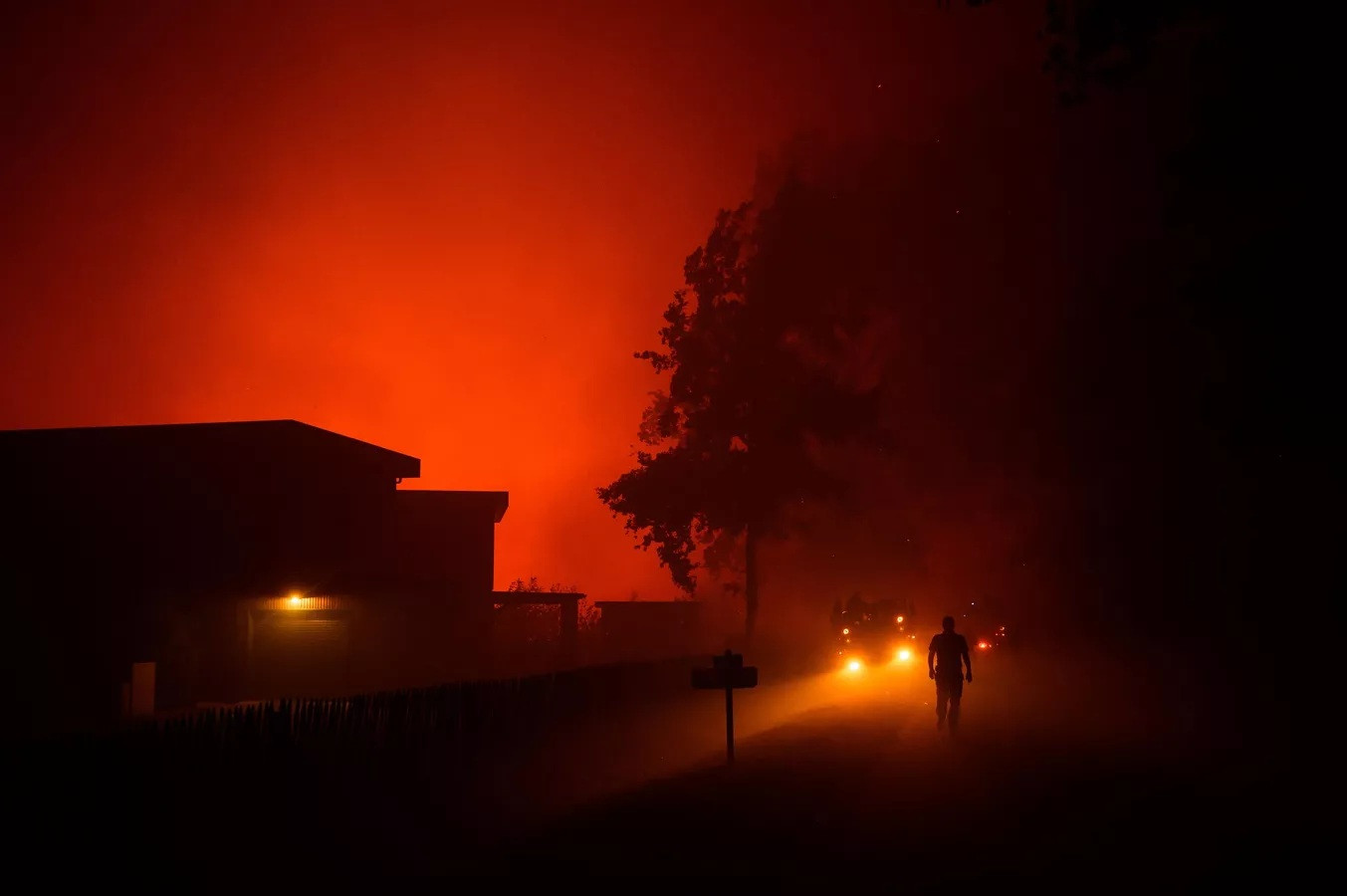 Lính cứu hỏa đi ngang qua những ngôi nhà đang bị cháy rừng đe dọa ở Somoza, Pháp.
