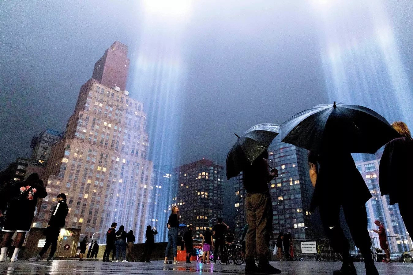Tribute in Light (tác phẩm sắp đặt nghệ thuật) trên phố Lower Manhattan trong dịp kỷ niệm 21 năm vụ tấn công khủng bố 11/9 ở New York, Mỹ.