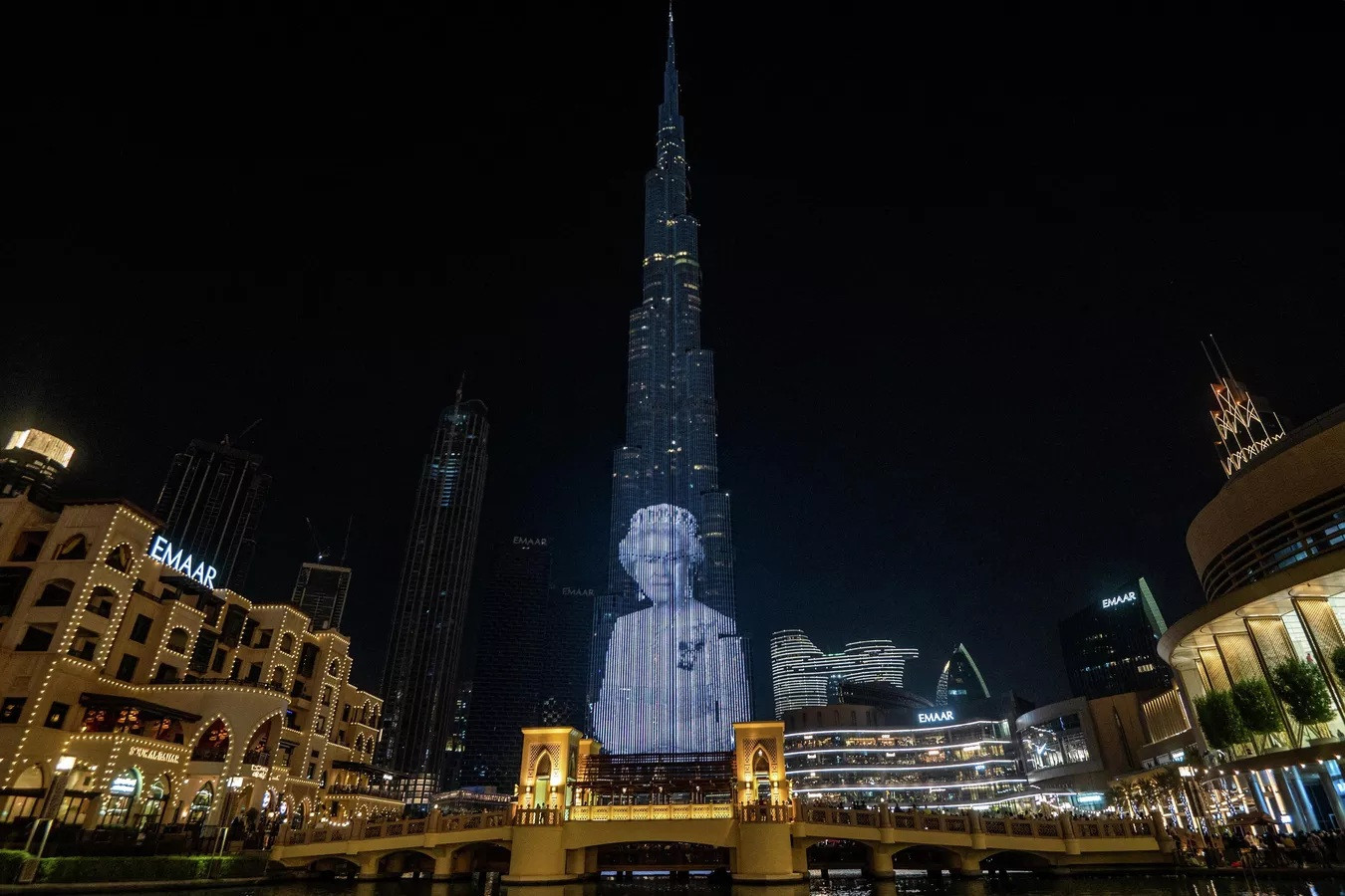 Chân dung Nữ hoàng Anh Elizabeth II được chiếu lên tòa nhà cao nhất thế giới Burj Khalifa ở Dubai.
