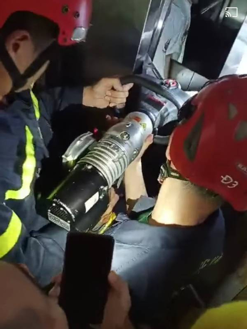 Đà Nẵng: Giải cứu 2 người bị mắc kẹt thang máy trong đêm khuya