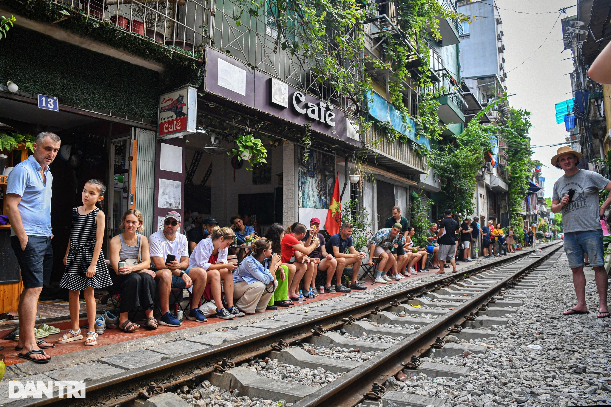 Phố cà phê đường tàu Hà Nội: Cấm điểm này, du khách tràn sang điểm khác - 15