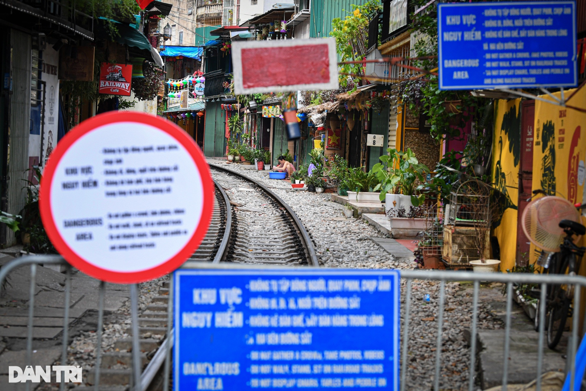 Phố cà phê đường tàu Hà Nội: Cấm điểm này, du khách tràn sang điểm khác - 1
