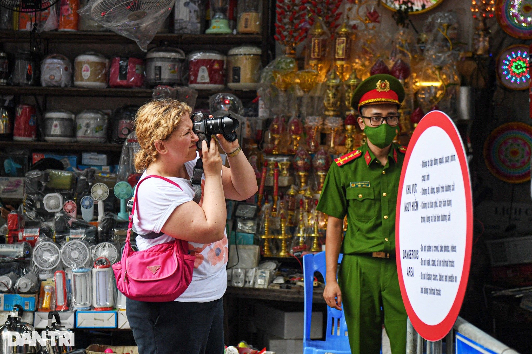 Phố cà phê đường tàu Hà Nội: Cấm điểm này, du khách tràn sang điểm khác - 3