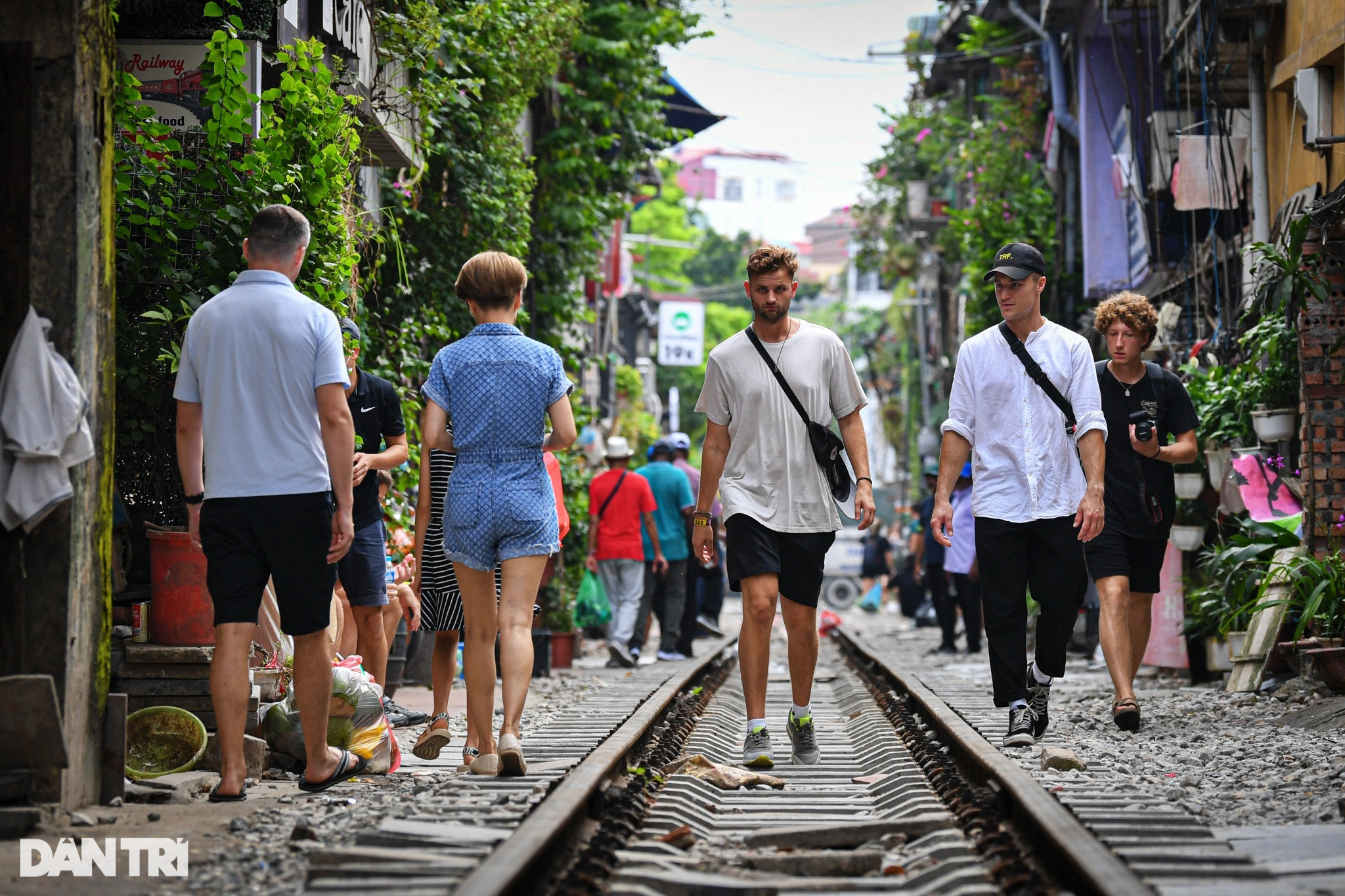 Phố cà phê đường tàu Hà Nội: Cấm điểm này, du khách tràn sang điểm khác - 12