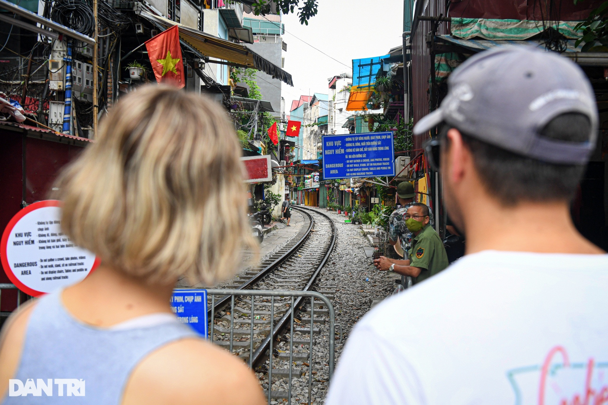 Phố cà phê đường tàu Hà Nội: Cấm điểm này, du khách tràn sang điểm khác - 8