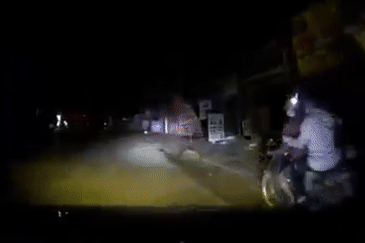 Nửa đêm xe ô tô đuổi theo 2 người đi xe máy vì nghi trộm chó khiến cư dân mạng tranh cãi