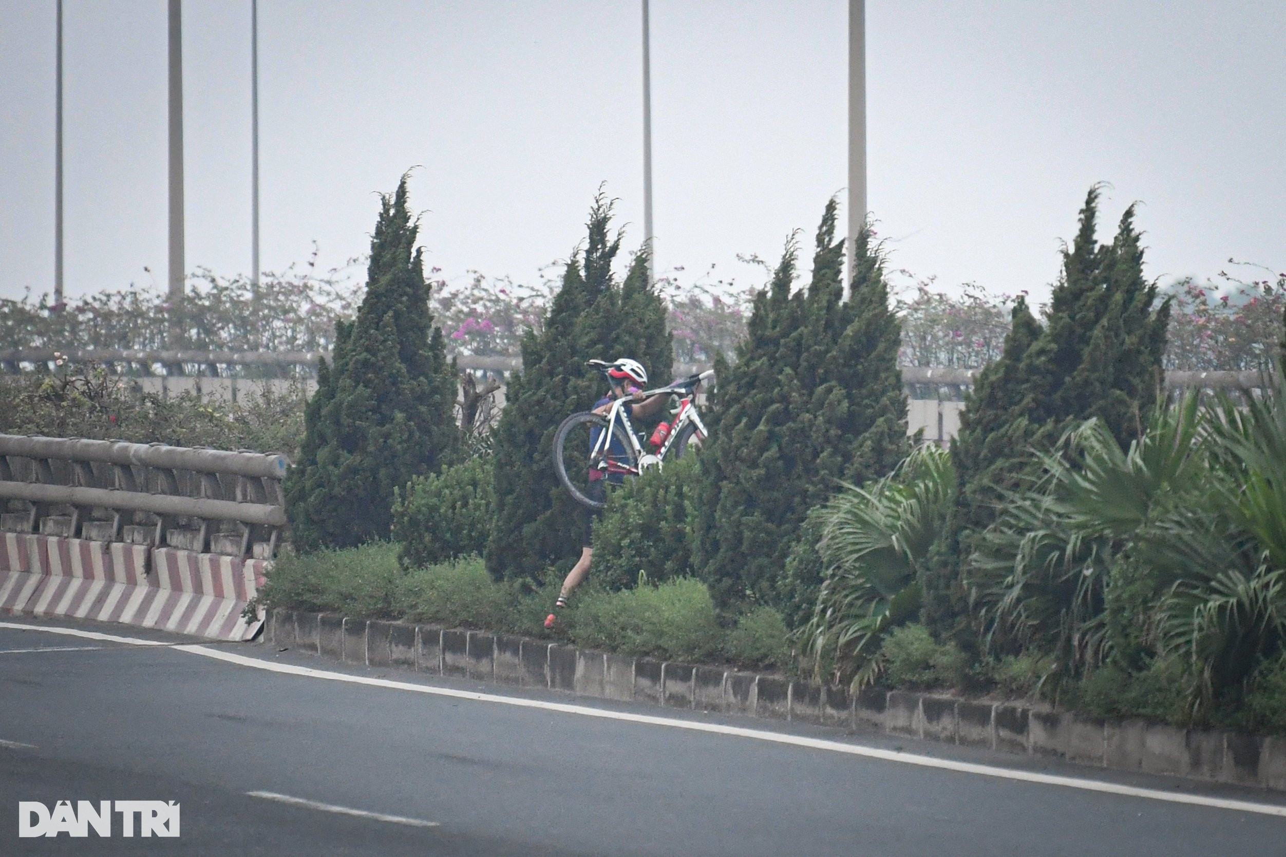 Nháo nhào vác xe đạp bỏ chạy khi bị phát hiện đi vào làn đường 80km/h - 5