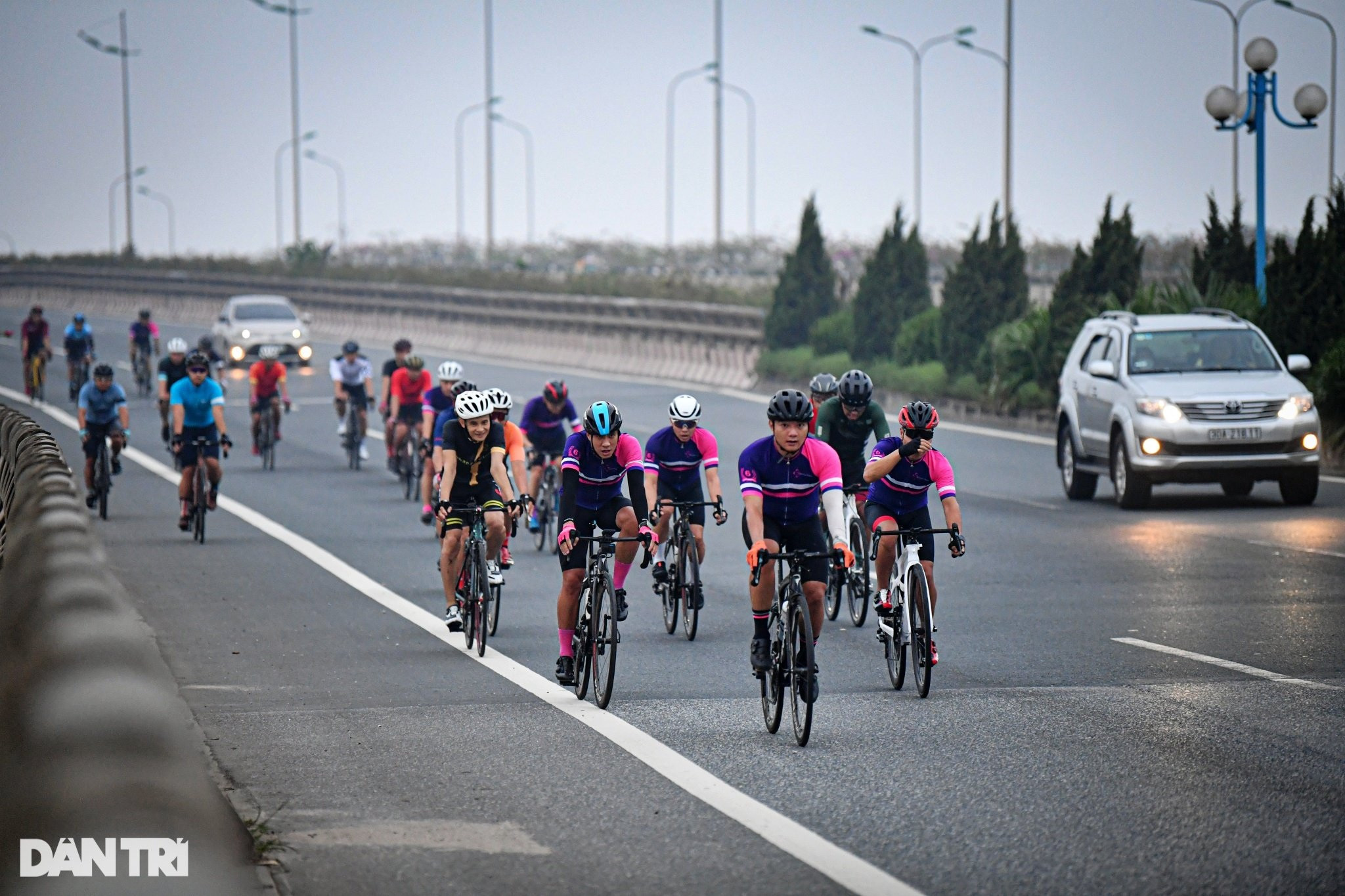Nháo nhào vác xe đạp bỏ chạy khi bị phát hiện đi vào làn đường 80km/h - 7