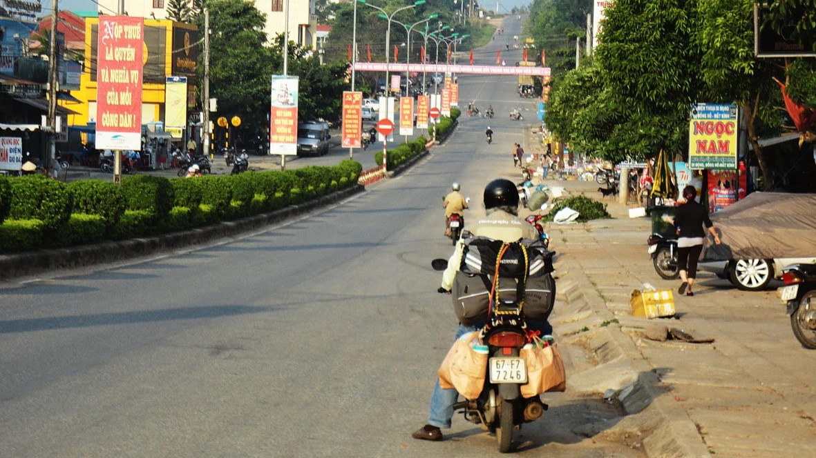 Chồng U70 chở vợ mắc ung thư bằng xe máy đi phượt khắp thế gian - 4