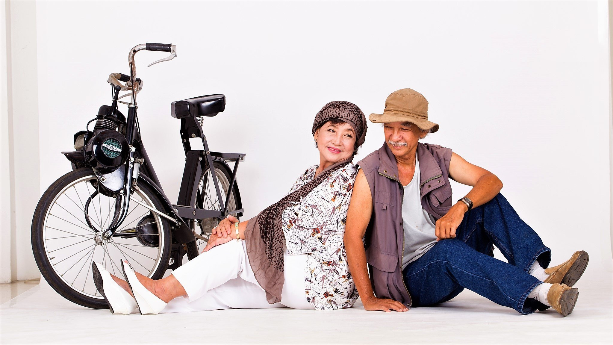 Chồng U70 chở vợ mắc ung thư bằng xe máy đi phượt khắp thế gian - 1