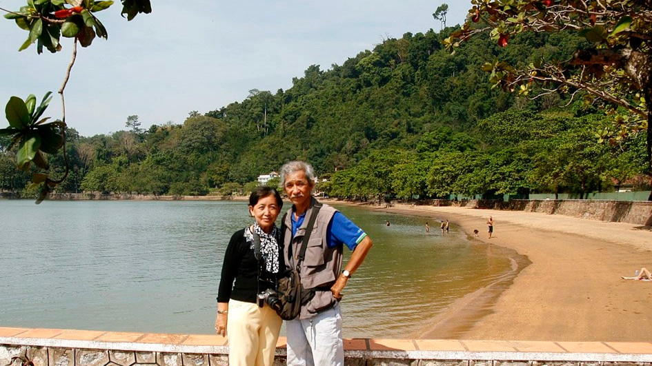 Chồng U70 chở vợ mắc ung thư bằng xe máy đi phượt khắp thế gian - 2