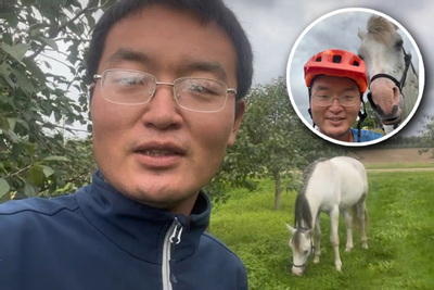 Người đàn ông cưỡi ngựa từ châu Âu về Trung Quốc