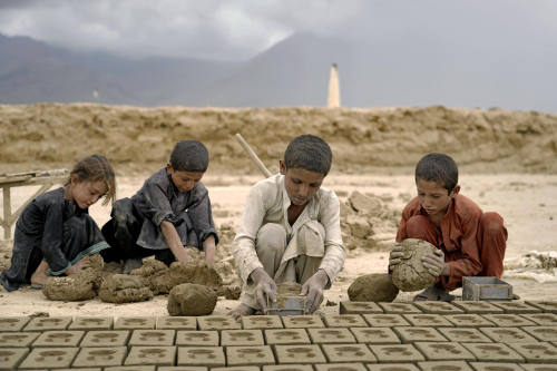 Trẻ em Afghanistan mưu sinh tại các lò gạch