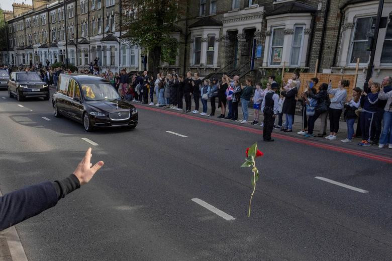 Một người ném bông hoa về phía linh cữu của Nữ hoàng Elizabeth II ở London, Anh.