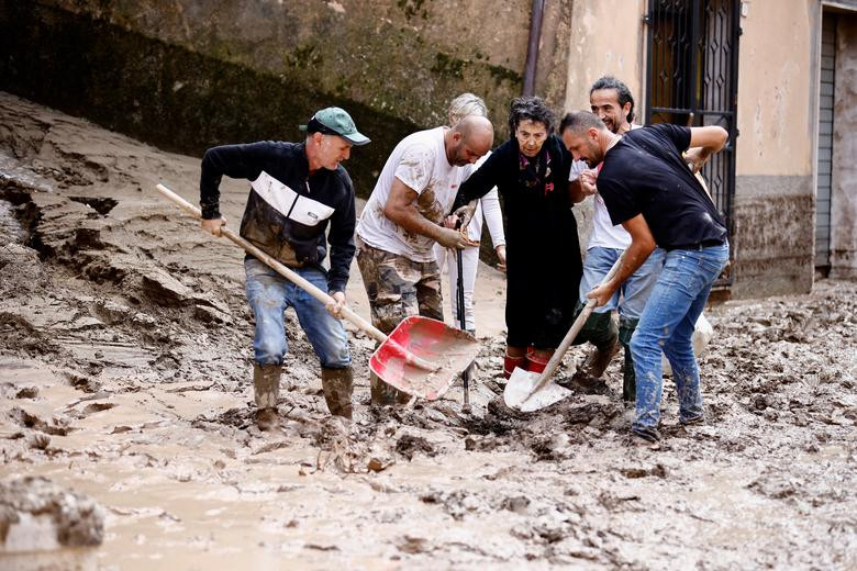 Người phụ nữ lớn tuổi được giúp đỡ sau mưa lớn và lũ lụt đổ bộ vào vùng Marche, miền Trung Italy.
