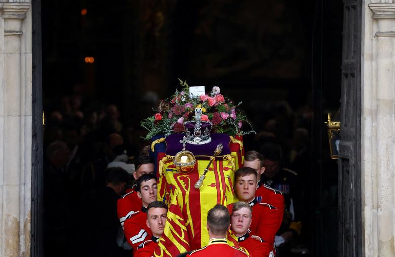 Linh cữu Nữ hoàng Anh Elizabeth được đưa ra khỏi Tu viện Westminster.