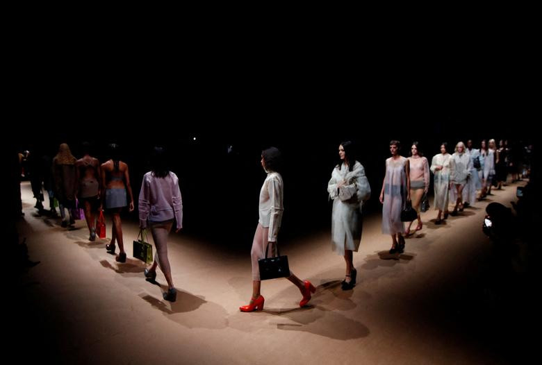 Người mẫu trình diễn bộ sưu tập Prada Xuân Hè 2023 trong Tuần lễ thời trang Milan ở Milan, Italy.